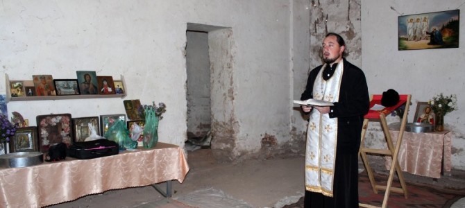 Молебен в разрушенном храме с. Студенок Молебен в разрушенном храме с. Студенок