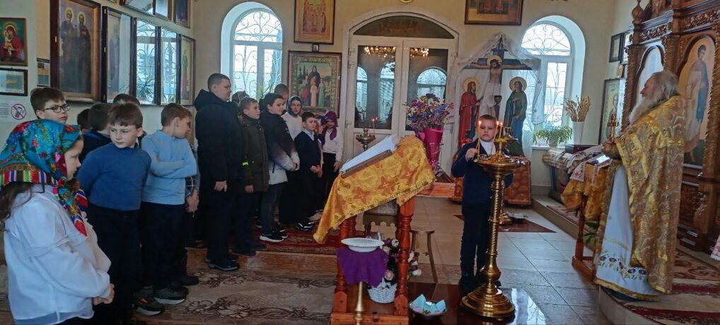 Учащиеся общеобразовательной школы с. Богатое приняли участие в Богослужении. Учащиеся общеобразовательной школы с. Богатое приняли участие в Богослужении.