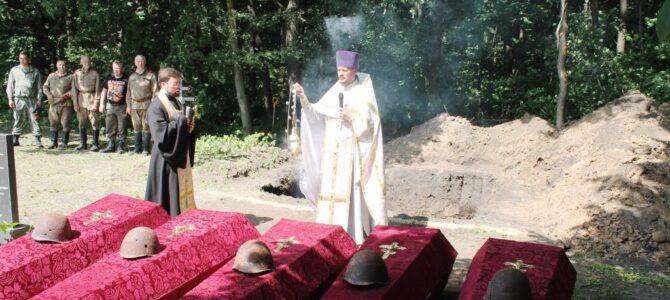 В ИВНЯНСКОМ РАЙОНЕ ЗАХОРОНИЛИ ОСТАНКИ СОЛДАТ, ПОГИБШИХ В ГОДЫ ВЕЛИКОЙ ОТЕЧЕСТВЕННОЙ ВОЙНЫ.