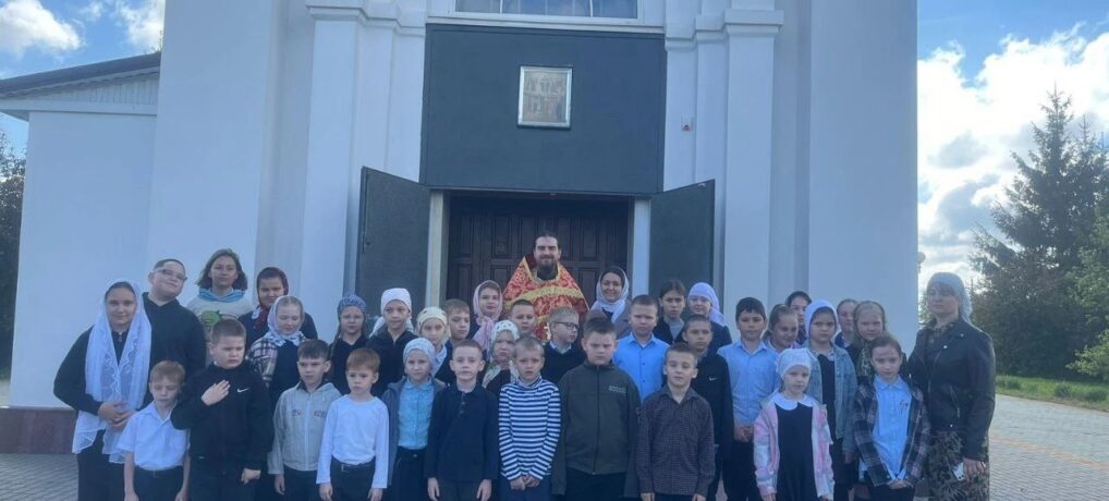 Учащиеся начальных классов Покровской СОШ посетили храм Покрова Пресвятой Богородицы с. Покровка.
