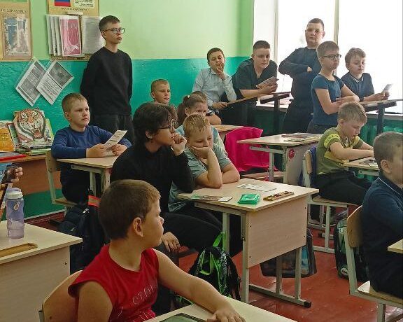 Урок-беседа учеников школы с настоятелем Вознесенского храма протоиереем Анатолием Ивашиной.