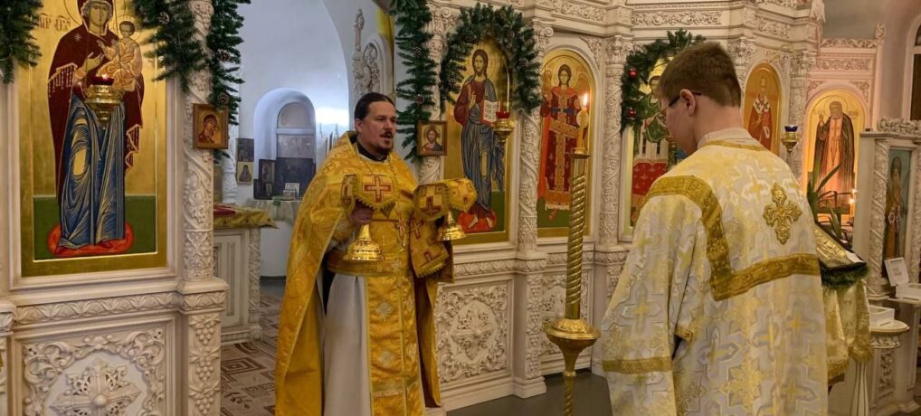 Ночные службы в храмах.