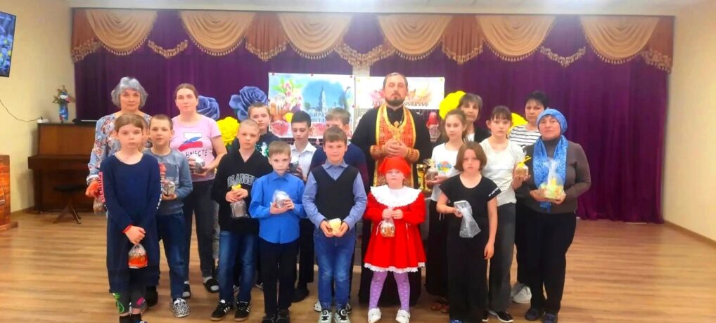 Встреча благочинного Ивнянского округа священника Максима с воспитанниками учреждения.