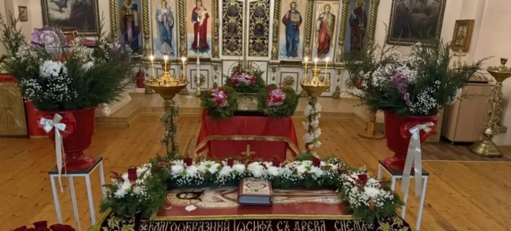 В Великую Пятницу на середину храмов были изнесены Плащаницы.