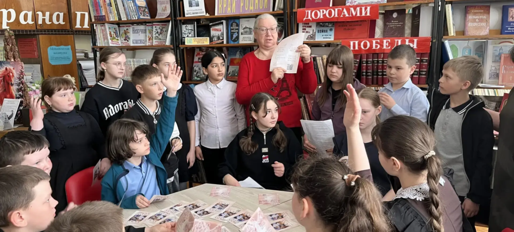 Занятие с детьми в Новенской школе.