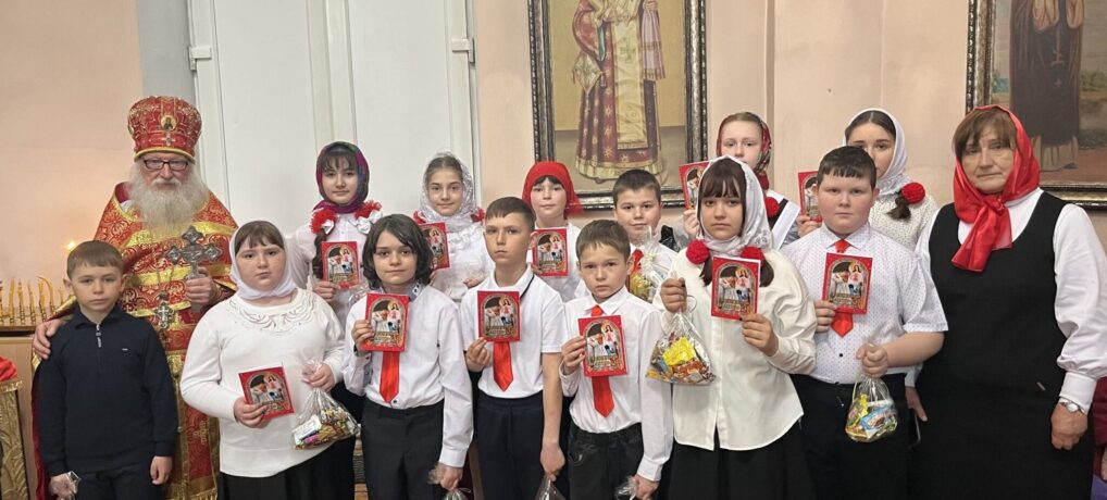 19 апреля, в Неделю Фомину, в Михайло-Архангельский храм села Новенького пришли ребята из Воскресной группы