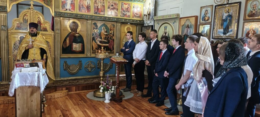 Перед началом выпускных экзаменов в Ивнянском благочинии были совершены молебны для выпускников 11- х и 9-х классов