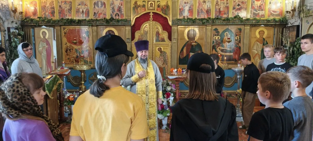 Встреча настоятеля с ребятами детского школьного лагеря Верхопенской СОШ.