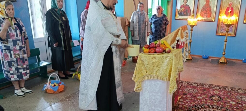 Молебные пения с освящением винограда, яблок и плодов.