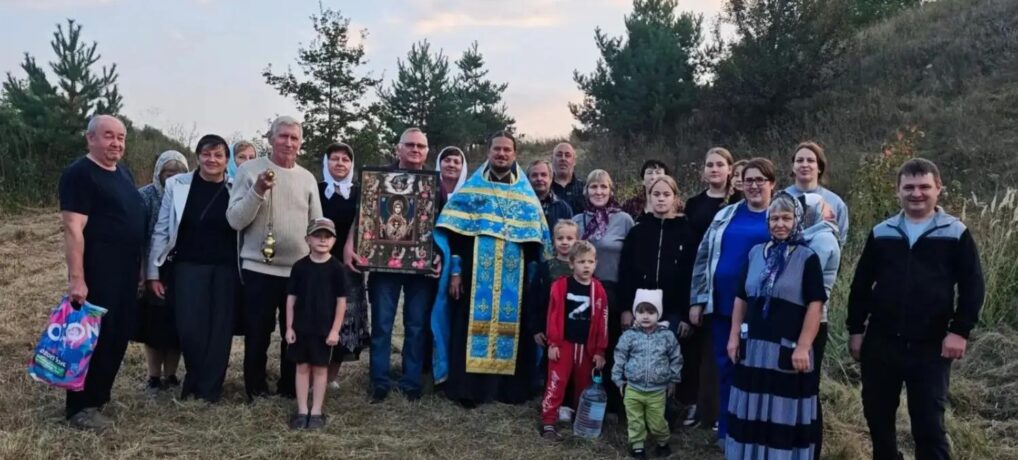 Водосвятный молебен с чтением акафиста перед иконой Божией Матери «Знамение» Курской-Коренной