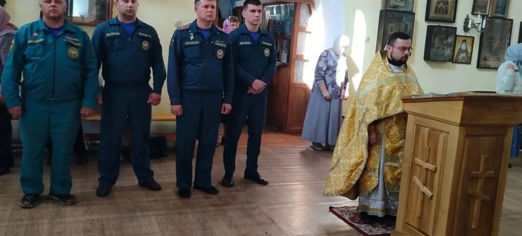 Свято-Никольский храм п. Ивня посетили сотрудники МЧС по Ивнянскому району.